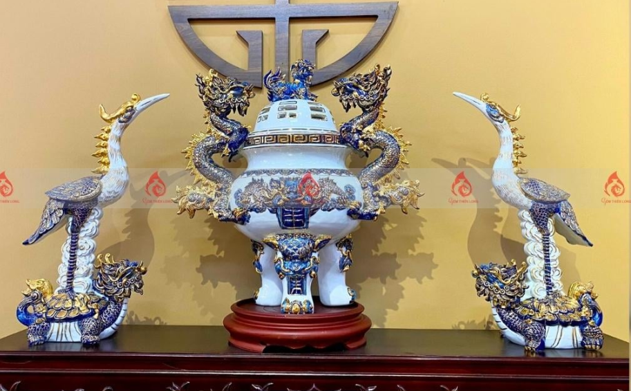 Chi Tiết Họa Tiết và Thiết Kế Bộ Tam Sự Sứ Men Lam Bát Tràng